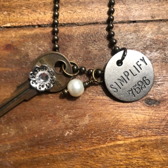 Simplify Key Necklace - Picture 4 of 10
